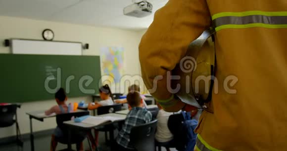 消防员在学校的教室里散步视频的预览图