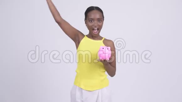 快乐年轻美丽的非洲女人视频的预览图