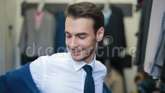 穿西装的男士在裁缝店视频的预览图
