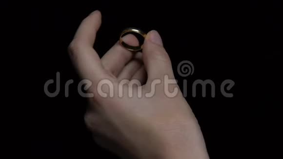 女人手里拿着金婚戒结婚离婚的记忆视频的预览图