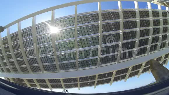 大型太阳能电池板时间流逝视频的预览图