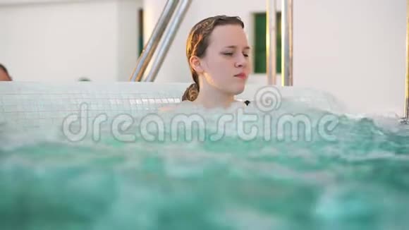 按摩浴缸水疗中心的年轻女孩视频的预览图