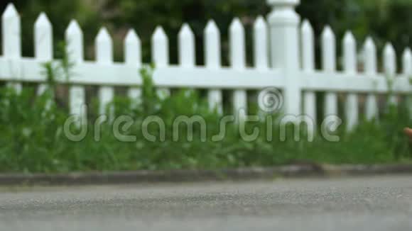 夏天在湿柏油路上奔跑的女孩乡村休闲童年快乐视频的预览图