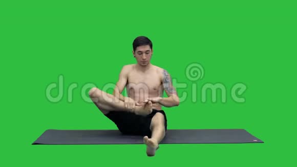 男子练习瑜伽法师扭转C型或Marichyasana型伸展运动肌肉瑜伽冥想放松视频的预览图