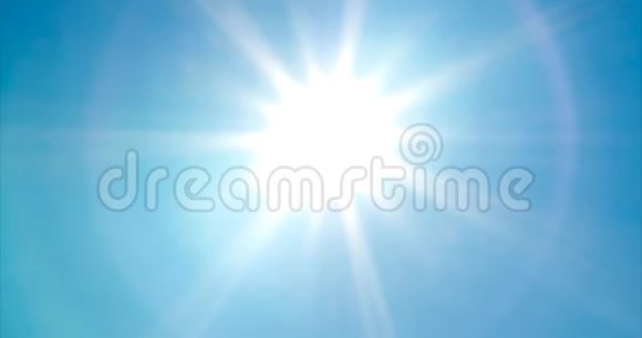 仰望明亮生动的太阳在蓝色的夏日天空上有阳光和镜头耀斑视频的预览图