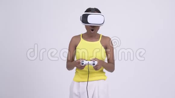 年轻的非洲妇女在玩游戏使用虚拟现实耳机视频的预览图