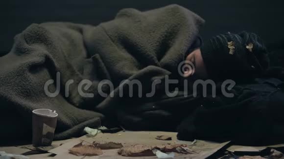 无家可归的人躺在街上数着捐款食物钱慈善视频的预览图