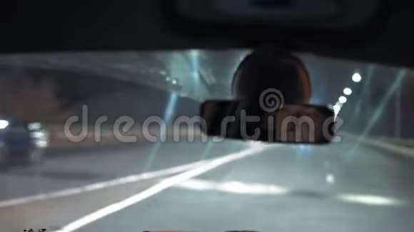 近景男子在夜城桥骑车后视镜中的倒影视频的预览图