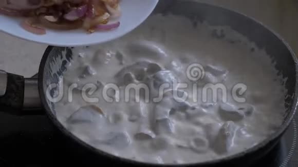带奶油的蘑菇是在平底锅里煎的油炸洋葱是提取给他们的视频的预览图
