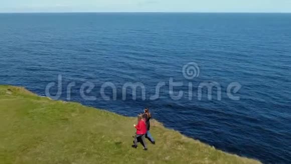 两名年轻女子正在爱尔兰度假视频的预览图