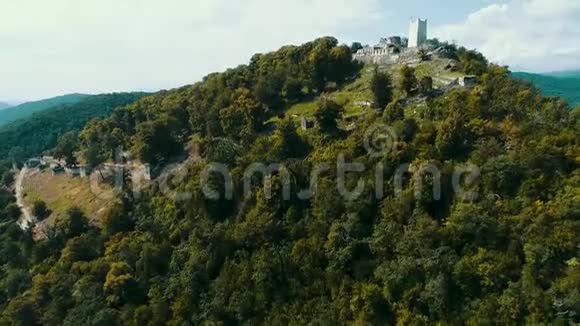 鸟瞰阿那科比亚要塞和伊弗斯卡亚山阿布哈兹的水平景观古要塞视频的预览图