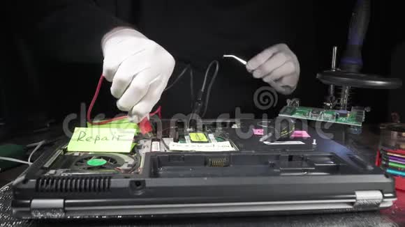 戴白手套的人用工具修理笔记本电脑视频的预览图