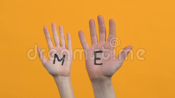 环保写在手掌上孩子们在橙色的背景下举手拯救自然视频的预览图
