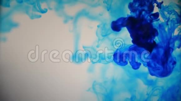 蓝色油漆墨水倒在玻璃上墨水滴落和抽象烟雾爆炸视频的预览图