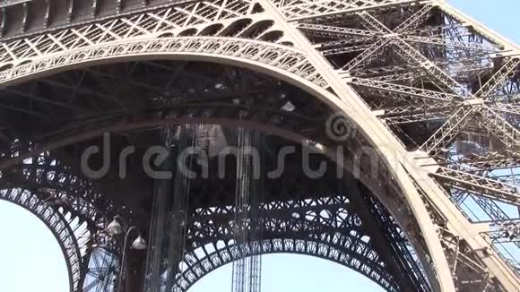 法国巴黎埃菲尔铁塔阳光明媚垂直潘视频的预览图