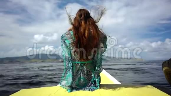 在假期里一个轻松的暑假里坐在码头上的女人视频的预览图