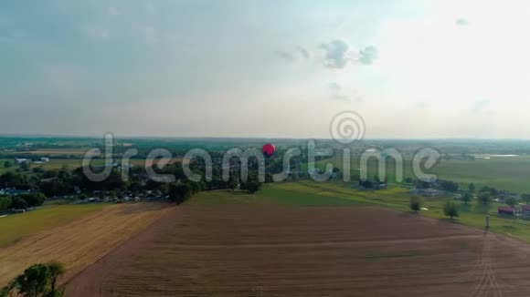 沿着阿米什乡村漂浮的热气球的空中景色视频的预览图