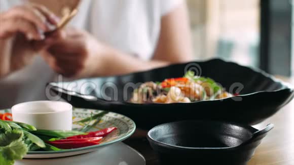 女人吃亚洲传统荞麦炒面与虾视频的预览图