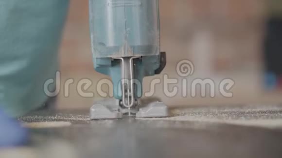 电锯切割刨花板家具制造手制造的概念工匠在车间工作视频的预览图