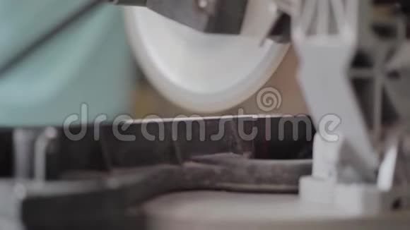 圆锯根据一个记号笔将木板切割家具厂的工作过程职业视频的预览图