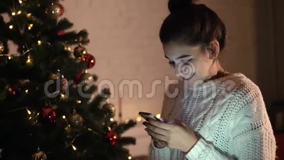 这个女孩在房子的客厅里写电话留言新年前夕视频的预览图