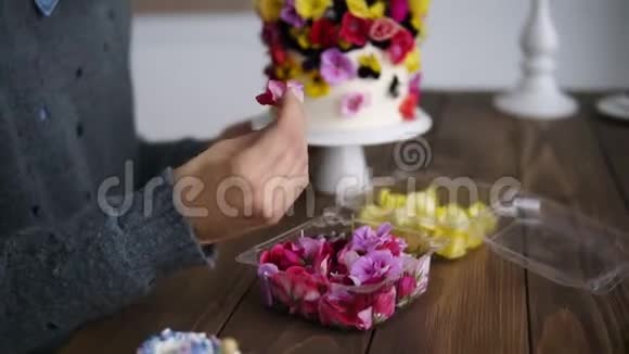 专业糖果女人装饰蛋糕与花白色现代厨房工作室副厨女厨师视频的预览图