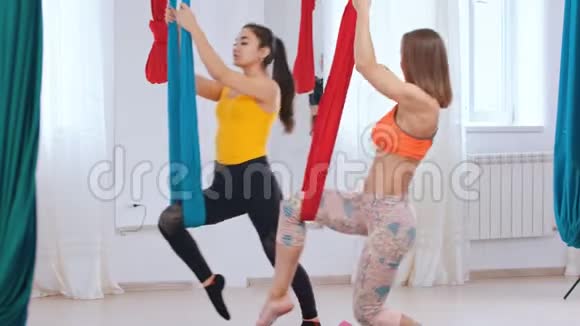 两个女人在工作室接受了空中瑜伽训练视频的预览图