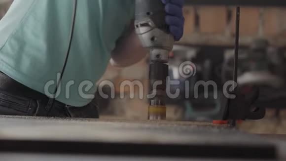人手拧孔用工具在中密度纤维板的木板上合上家具制造工作程序视频的预览图