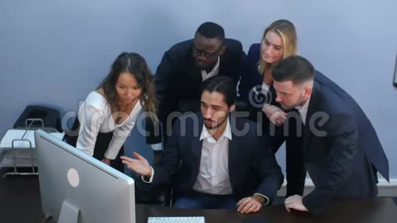 一群不同种族的商人在会议上一起工作的画像视频的预览图