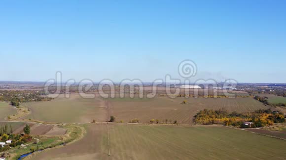 秋天的农田在烟斗的背景下视频的预览图