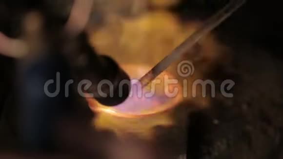 熔融金属的搅拌视频的预览图