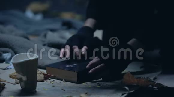 无家可归的人躺在地上读圣经祈求更好的生活贫穷视频的预览图