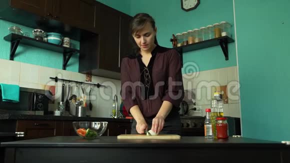 女人切洋葱的大镜头视频的预览图