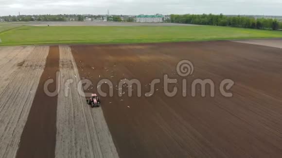 拖拉机是红色的附加的车轮使土壤在背景上形成棕色视频的预览图