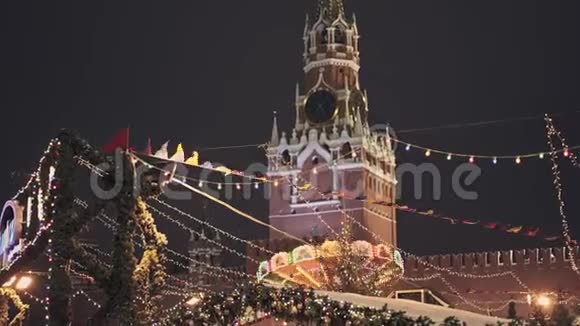 莫斯科俄罗斯12月6日莫斯科红场圣诞博览会背景是斯帕斯卡亚塔视频的预览图