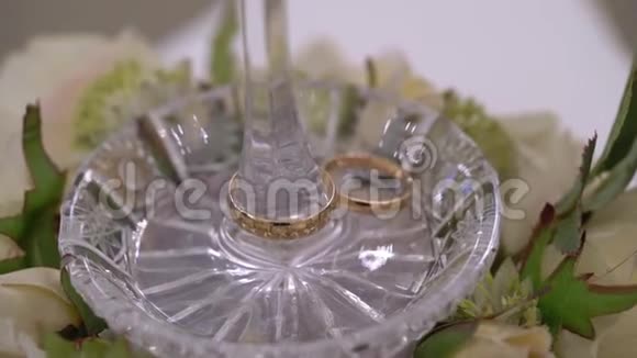 玻璃盘子里的结婚戒指视频的预览图