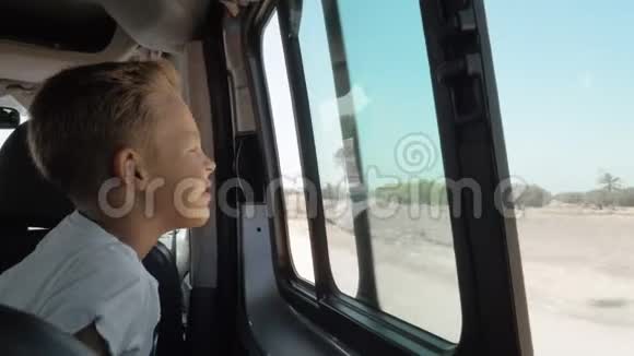 汽车旅行时刮到儿童脸的风视频的预览图