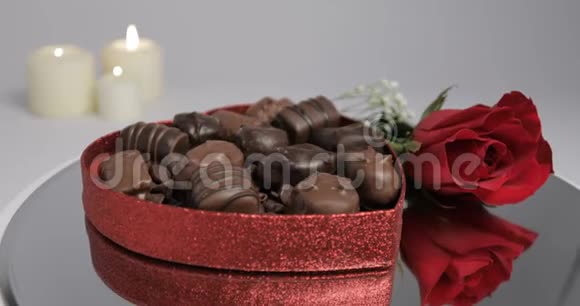 情人节巧克力玫瑰蜡烛视频的预览图