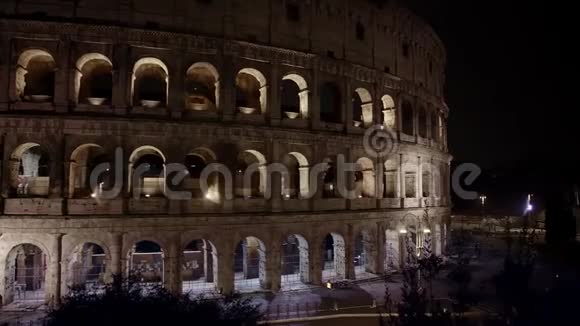 从左到右实时拍摄罗马竞技场附近的夜间交通竞技场也被称为弗拉维安视频的预览图