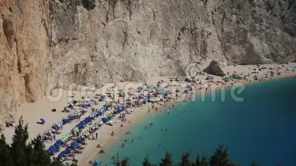 许多游客在希腊非常美丽的海滩上视频的预览图