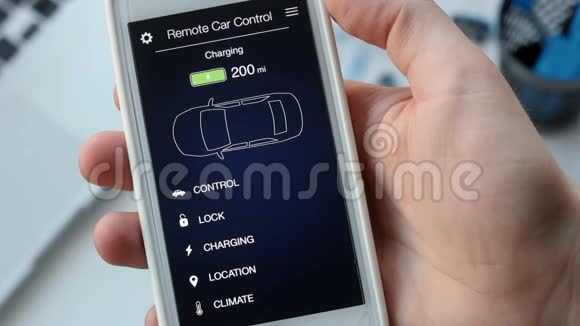 人检查他的电动汽车的充电水平电池充电了智能手机应用程序的汽车遥控视频的预览图