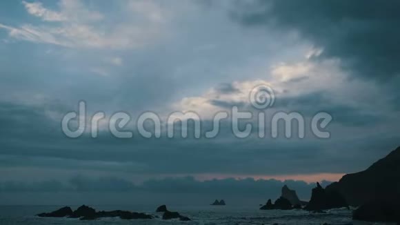 图片4K日落时间在大西洋上空在特内里费的海面上乌云密布视频的预览图
