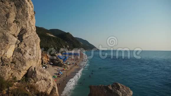 希腊人民的海滩非常美丽视频的预览图