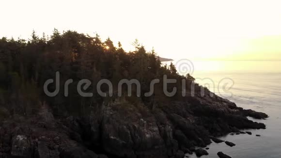 空中日出无人机拍摄温哥华岛东侧崎岖海岸线的画面视频的预览图