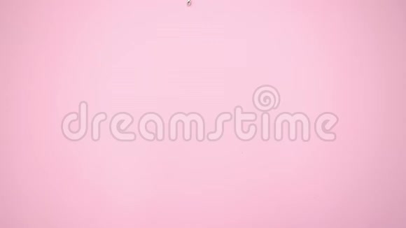 女人粉红色背景上的珠宝视频的预览图