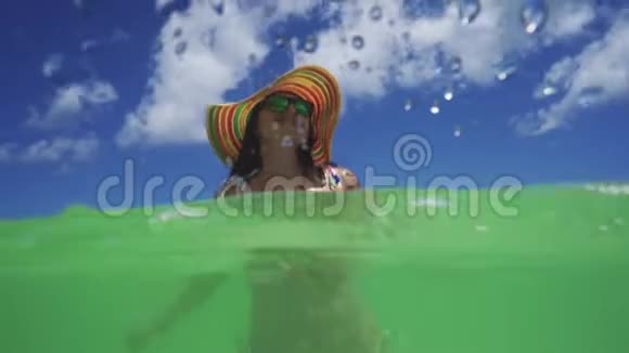 多米尼加共和国蓬塔卡纳幸福妇女和加勒比海暑假听我的想法视频的预览图
