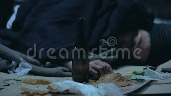 醉酒的人晚上睡在寒冷的城市街道上酗酒成瘾视频的预览图