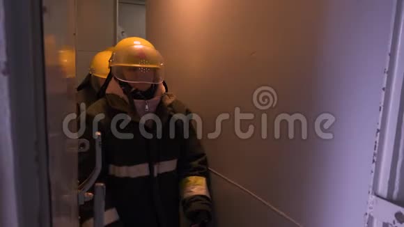 女救援队伍穿着防护制服和头盔进入隧道内建筑女性救援队训练视频的预览图