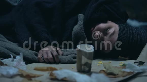 无家可归的病人睡在寒冷的城市街道上移民问题收容所视频的预览图