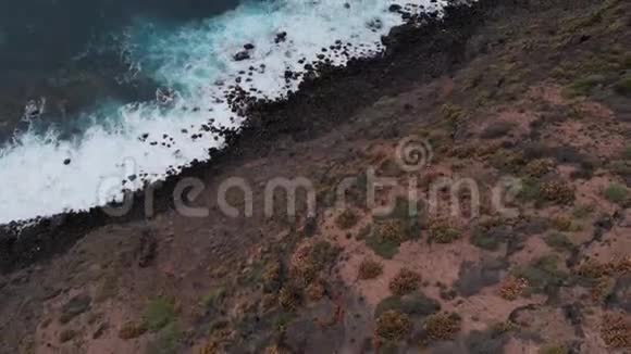 空中景观相机无人机向上移动视野打开到风景如画的海洋海岸视频的预览图